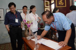 Victor-Sun-signing-in-at-Sun-Yat-Sen-Penang-Base-Nov-2010